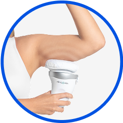 Ondas de microcompresión Mujer utilizando Vibro Sculpt en los brazos para tonificar y reducir flacidez.